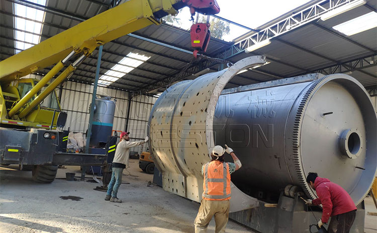 智利16噸廢舊輪胎煉油設(shè)備安裝現(xiàn)場(chǎng)